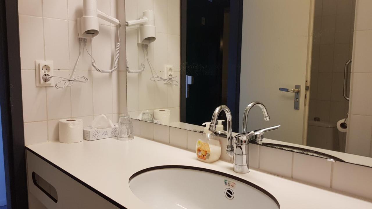 City Hotel فِنسخزتين المظهر الخارجي الصورة
