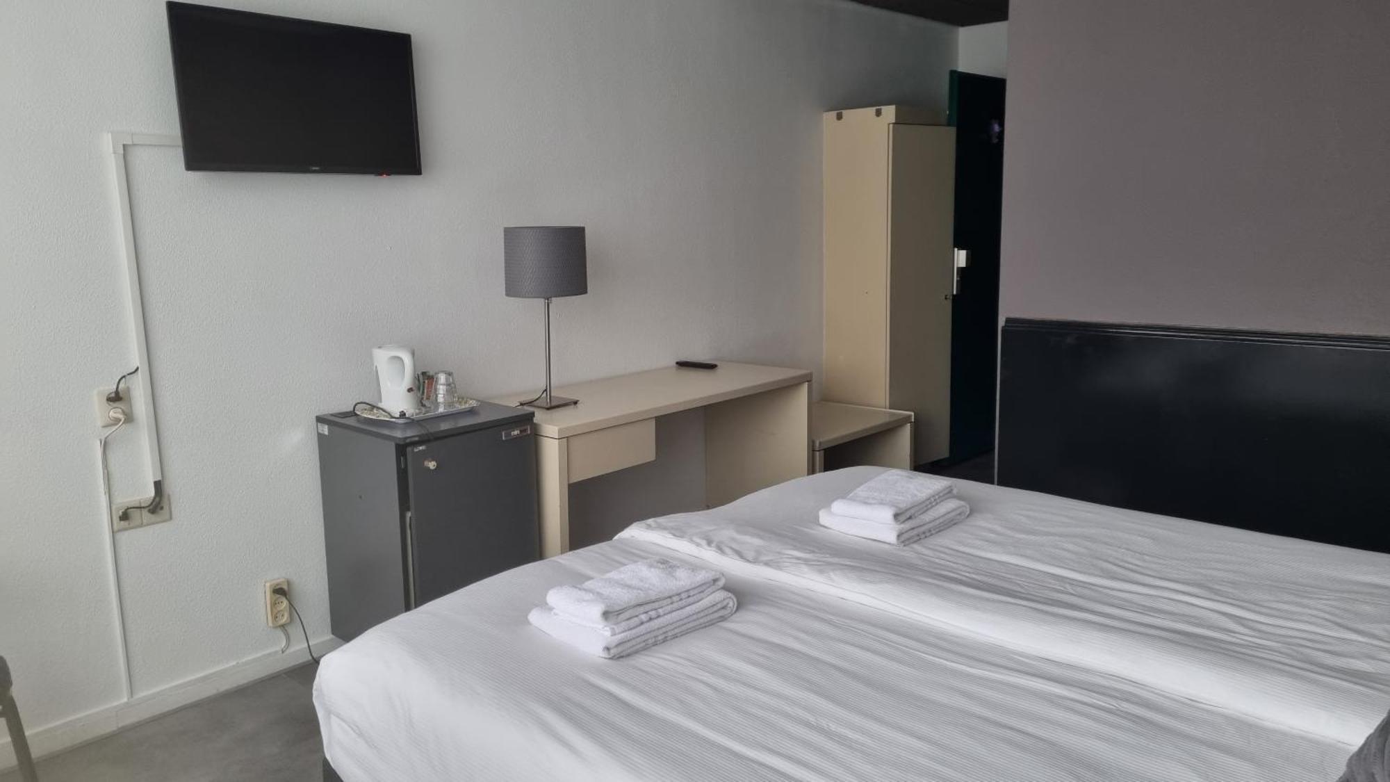 City Hotel فِنسخزتين المظهر الخارجي الصورة
